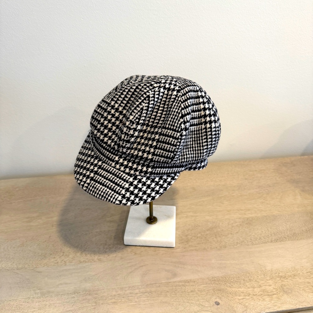 Cute black and white newsboy-style hat. Lined. Great condition.